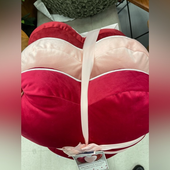 Valentine Heart Velvet Plush Pillow Set of 3 Envogue Red and Pink 🩷 NWT - Picture 2 of 4